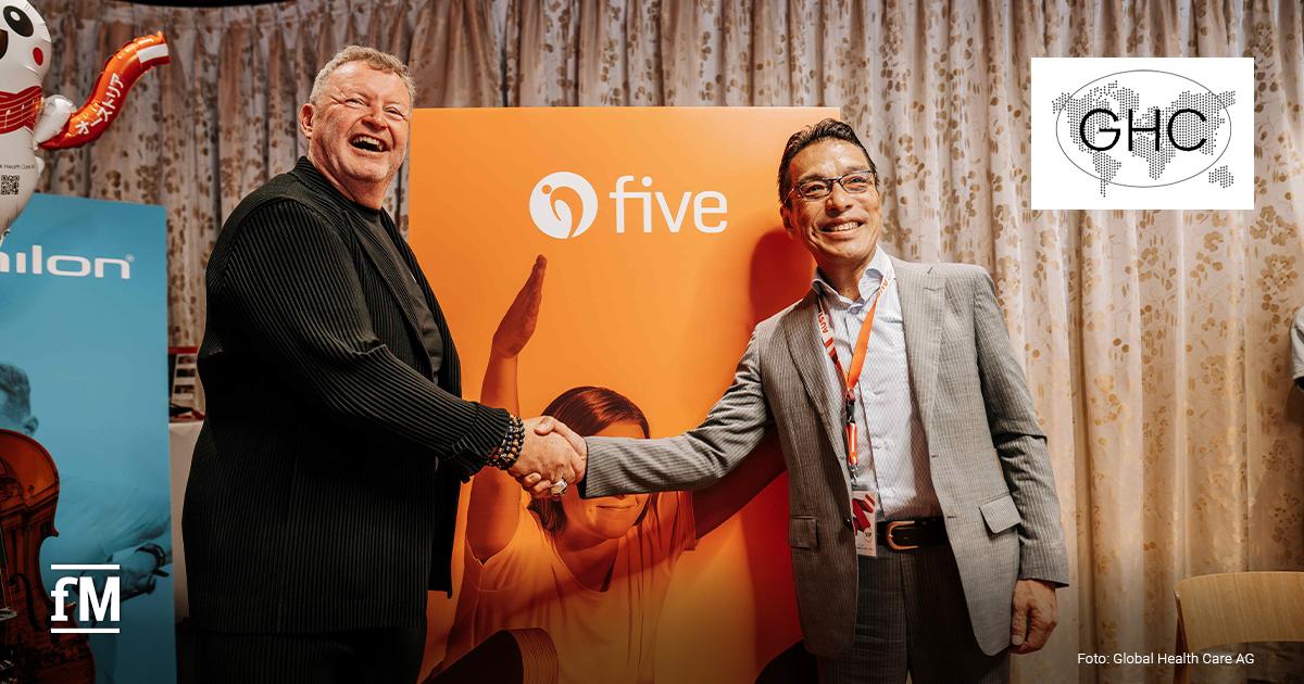 Zwei Männer reichen sich vor orangefarbenem Hintergrund mit five-Logo die Hand.