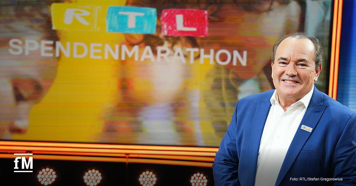 Moderator Wolfram Kons vor RTL-Spendenmarathon-Schriftzug im Studio.