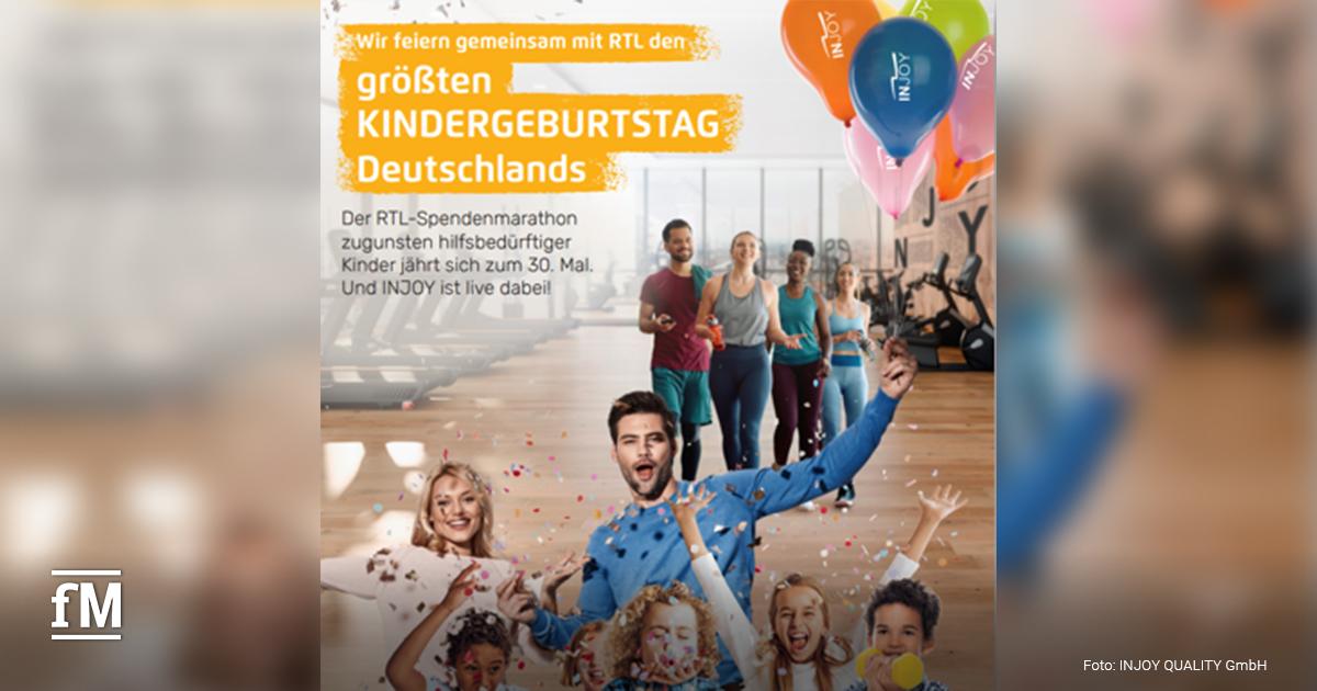 Das Bild zeigt Menschen im Fitnessstudio mit INJOY-Ballons und einem Jubiläumsplakat.