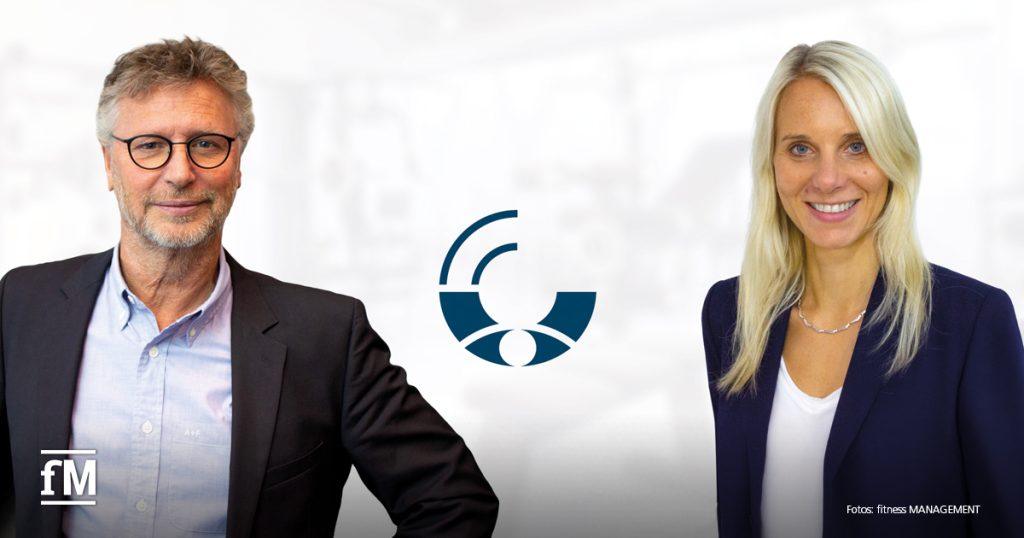 Porträtfotos im Splitscreen: links ein dunkelblonder Mann mit Bart und Brille in Hemd und Jackett, rechts eine blonde Frau im Blazer; beide lächeln in die Kamera.