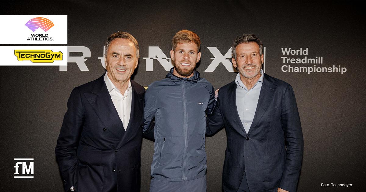 RUN X WM Technogym World Athletics Drei Personen, Nerio Alessandri, Jimmy Gressier und Sebastian Coe stehen gemeinsam vor einem Banner mit der Aufschrift 'RUN X | World Treadmill Championship'.