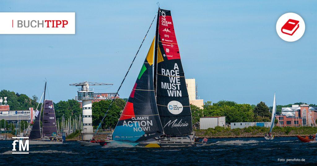 Segelyacht mit schwarzen und bunten Segeln, Schriftzüge 'A Race We Must Win' und 'Climate Action Now' in der Kieler Innenförde. Oben links in grauer und roter Schrift 'Buchtipp', rechts oben ein rotes Buch-Icon.