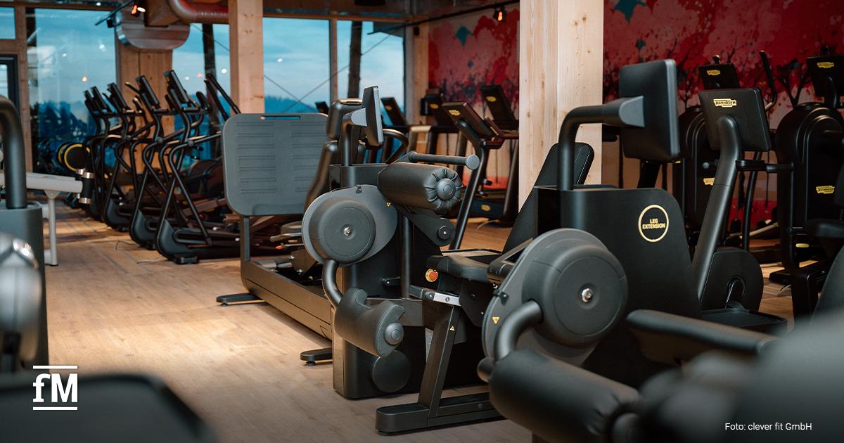 Kraft- und Cardio-Bereich mit Laufbändern und Trainingsgeräten in Holzumgebung.