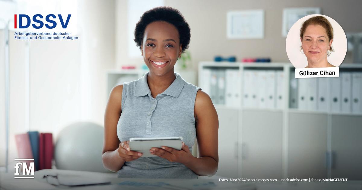 Junge Frau mit Tablet in Praxisbüro, DSSV-Logo und kleines Portrait einer Expertin eingeblendet.
