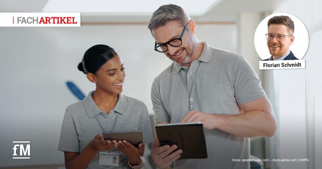 Therapeut und Therapeutin besprechen digitale Inhalte auf Tablets in einer modernen Praxisumgebung