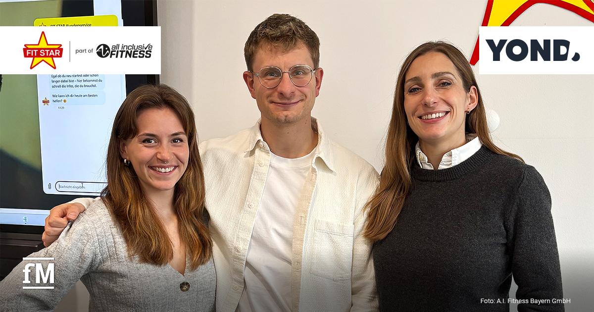 Drei Personen stehen nebeneinander vor einer weißen Wand. Rechts oben ist das Logo von YOND, links oben das von FIT STAR abgebildet.