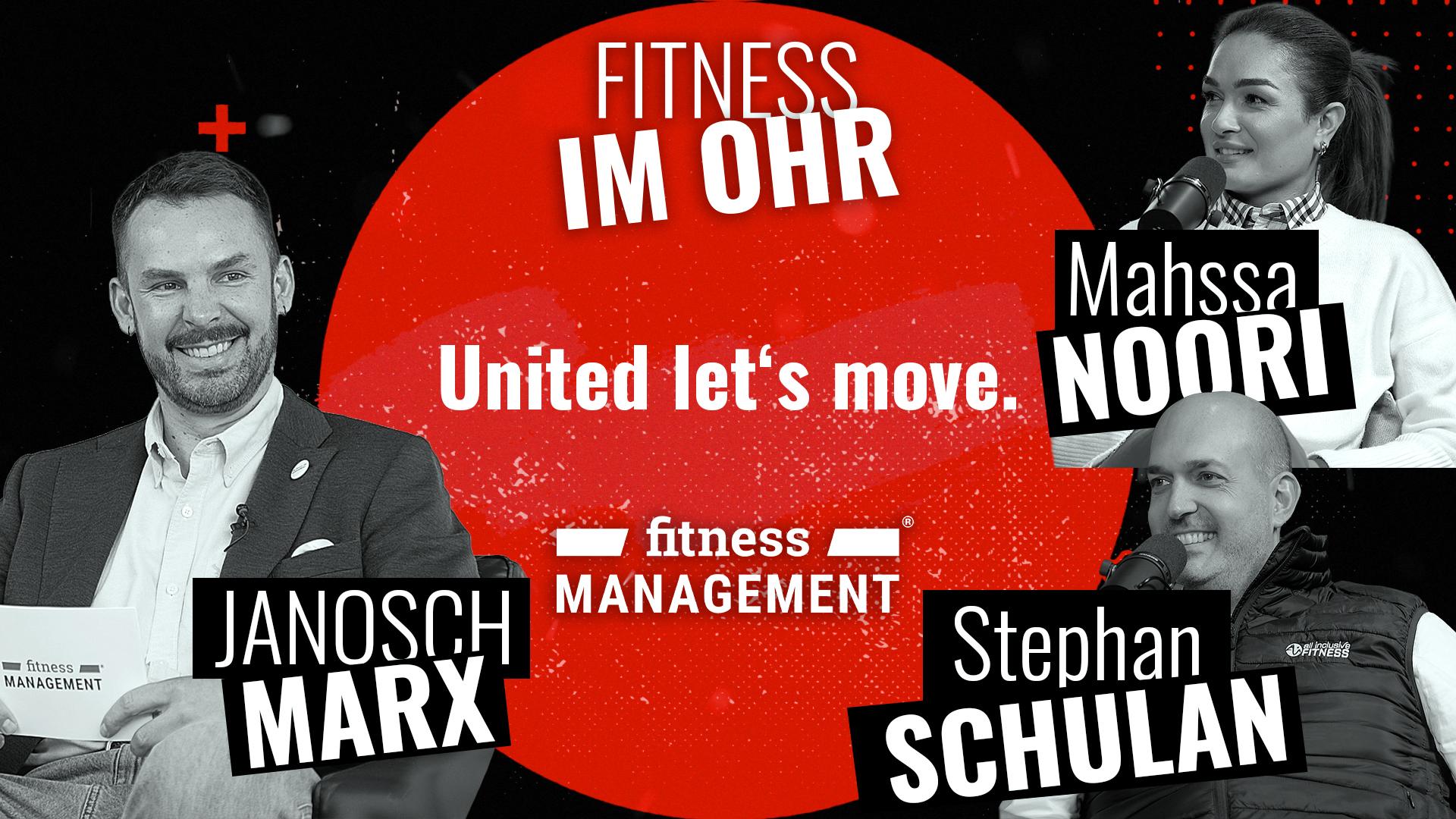 Schwarz-rotes Podcast-Thumbnail mit drei Personen (Host Janosch Marx links, Mahssa Noori (FitX) und Stephan Schulan (all inclusive Fitness) als Gäste rechts). Darüber der Name des Podcasts 'Fitness im Ohr' und ein Hinweis zu dem Thema: 'United lets Move'. Darunter das Logo von fitness MANAGEMENT.