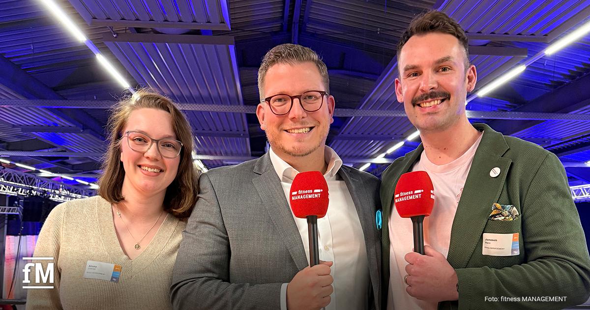 Drei Personen mit fM-Mikrofonen im Eventinterview