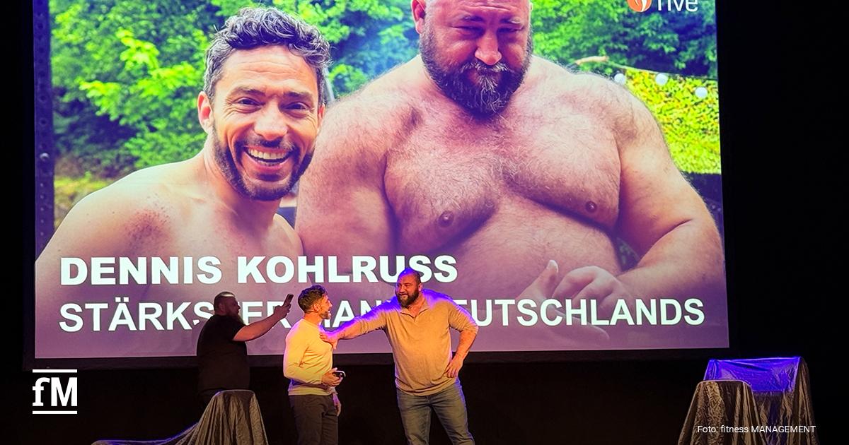 Zwei Personen (Wolf Wolf Harwath & Dennis Kohlruss) stehen auf der Event-Bühne.