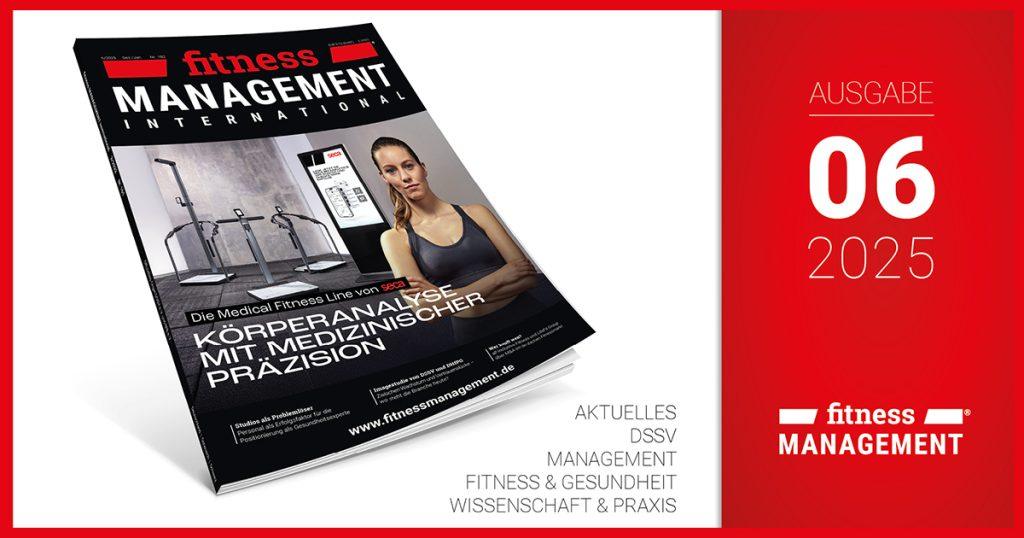 3D-Darstellung der fitness MANAGEMENT international-Ausgabe 06/2025 mit rotem Hintergrund und Hinweis auf Themen wie Aktuelles, DSSV, Management, Fitness und Gesundheit sowie Wissenschaft und Praxis.