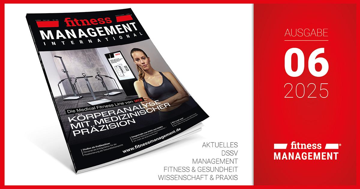 fMi 06/2025 3D-Darstellung der fitness MANAGEMENT international-Ausgabe 06/2025 mit rotem Hintergrund und Hinweis auf Themen wie Aktuelles, DSSV, Management, Fitness und Gesundheit sowie Wissenschaft und Praxis.