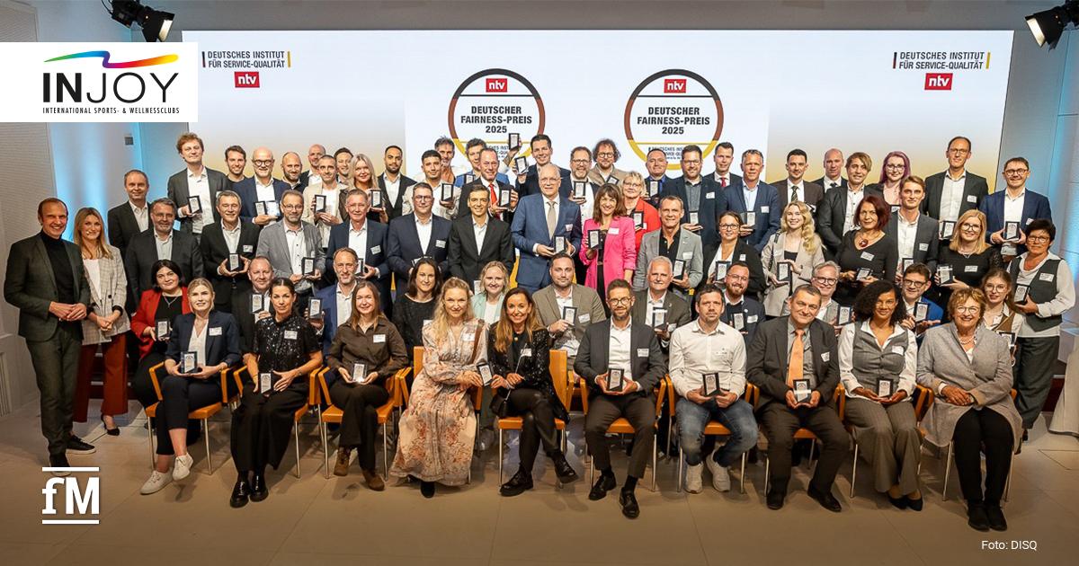 Eine Gruppe von Preisträger:innen mit Auszeichnungen beim Deutschen Fairness-Preis 2025 in Berlin.