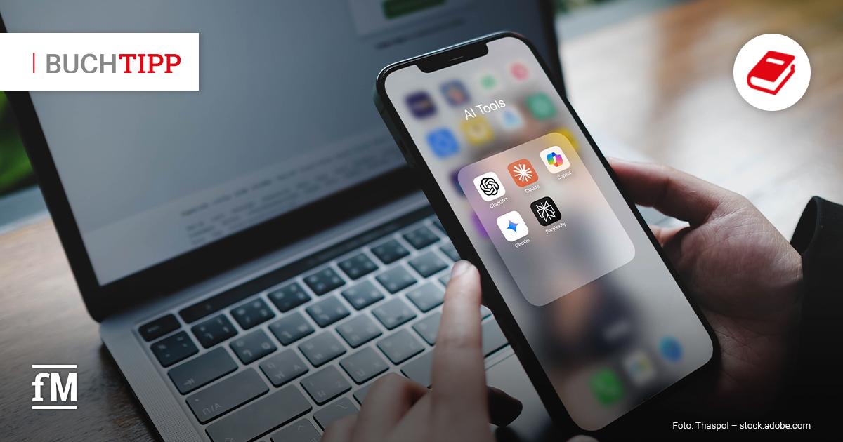 Hände halten ein Smartphone vor einem Laptop, auf dem Display befinden sich mehrere KI-Apps in einem Ordner mit der Bezeichnung 'AI Tools'. Links oben die Rubrik 'Buchtipp' und rechts oben ein rotes Buch Piktogramm.