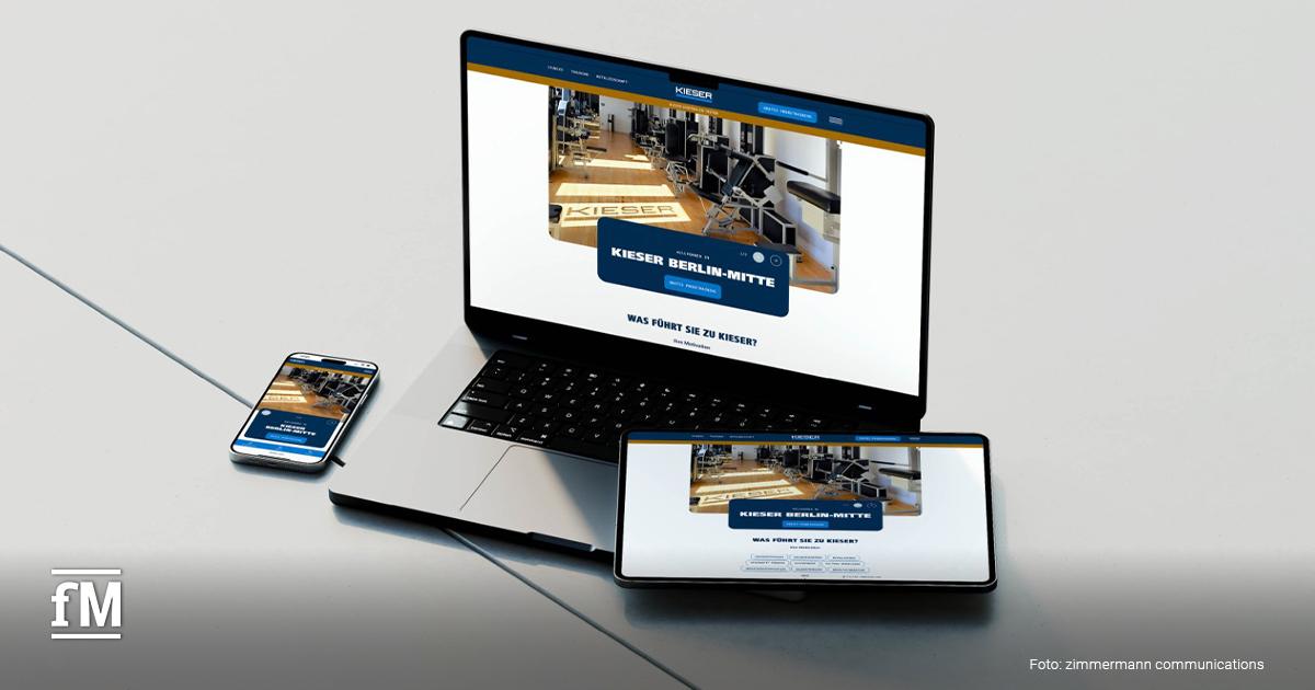 Laptop, Smartphone und Tablet auf heller Fläche, alle zeigen die Kieser Standortseite mit Trainingsgeräten im Studio.