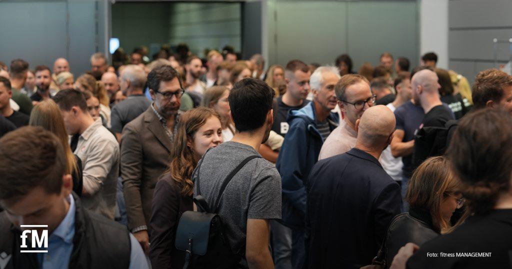 Große Menschenmenge im Kongressfoyer, viele Teilnehmende stehen dicht beieinander und unterhalten sich.