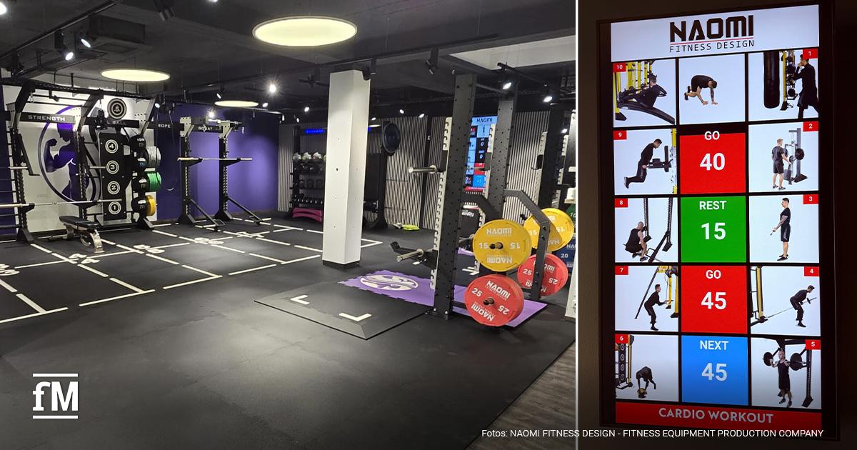 Links eine Weitwinkelaufnahme eines Fitnessstudios mit funktioneller Fläche, Rigs, Gewichtsscheiben und schwarzem Boden neben Holzfußboden, rechts ein großer Naomi-Screen, der Zeiten und Übungen für ein Cardio-Workout anzeigt.