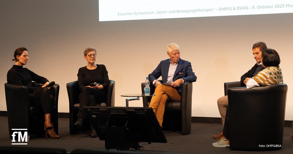Fünf Personen sitzen auf einer Bühne in Sesseln und diskutieren im Rahmen einer Podiumsdiskussion.