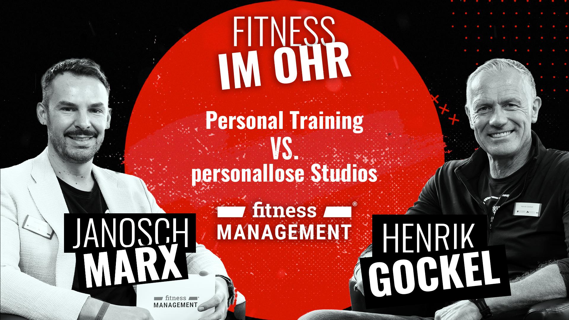 Schwarz-rotes Podcast-Thumbnail mit zwei Personen (Host Janosch Marx links; Henrik Gockel als Gast rechts). Darüber der Name des Podcasts 'Fitness im Ohr' und ein Hinweis zu dem Thema: 'Personal Training vs. personallose Studios' Darunter das Logo von fitness MANAGEMENT.