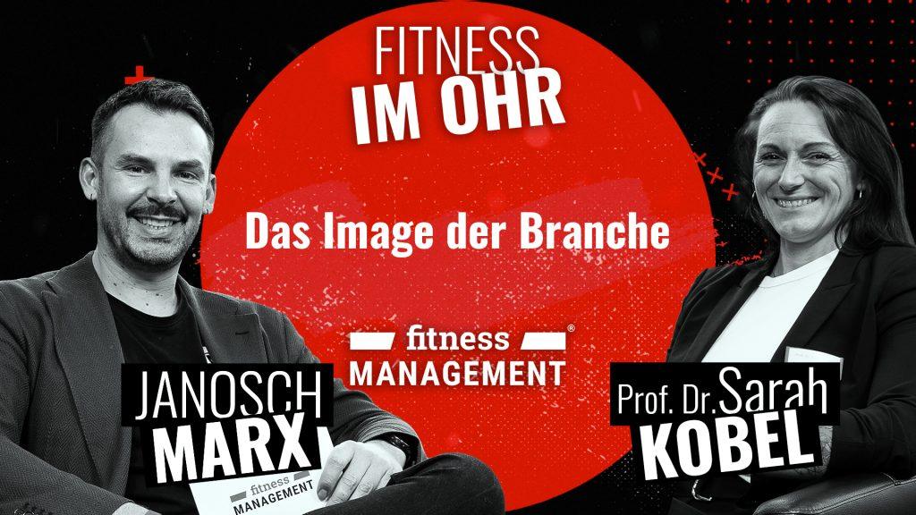 Schwarz-rotes Podcast-Thumbnail mit zwei Personen (Host Janosch Marx links; Gast Prof. Dr. Sarah Kobel rechts). Darüber der Name des Podcasts 'Fitness im Ohr' und ein Hinweis zu dem Thema: 'Das Image der Studie' Darunter das Logo von fitness MANAGEMENT.