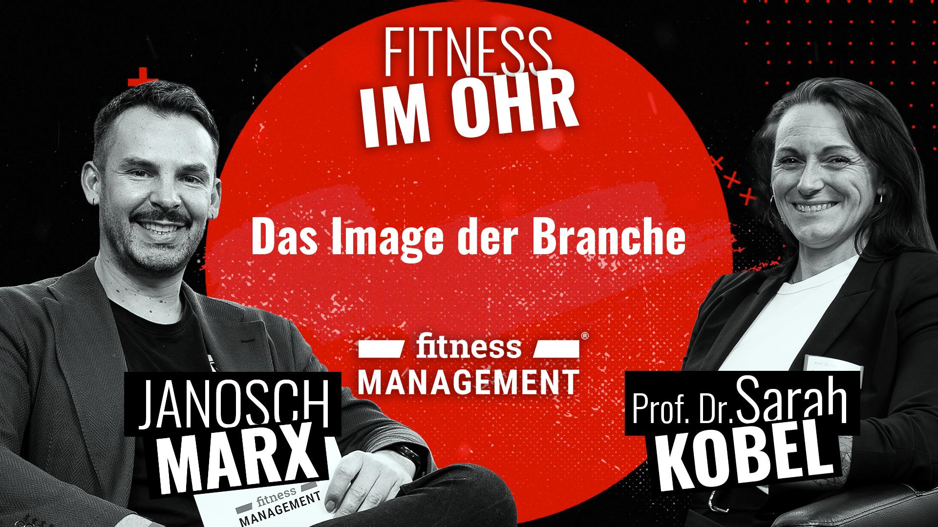 Schwarz-rotes Podcast-Thumbnail mit zwei Personen (Host Janosch Marx links; Gast Prof. Dr. Sarah Kobel rechts). Darüber der Name des Podcasts 'Fitness im Ohr' und ein Hinweis zu dem Thema: 'Das Image der Studie' Darunter das Logo von fitness MANAGEMENT.
