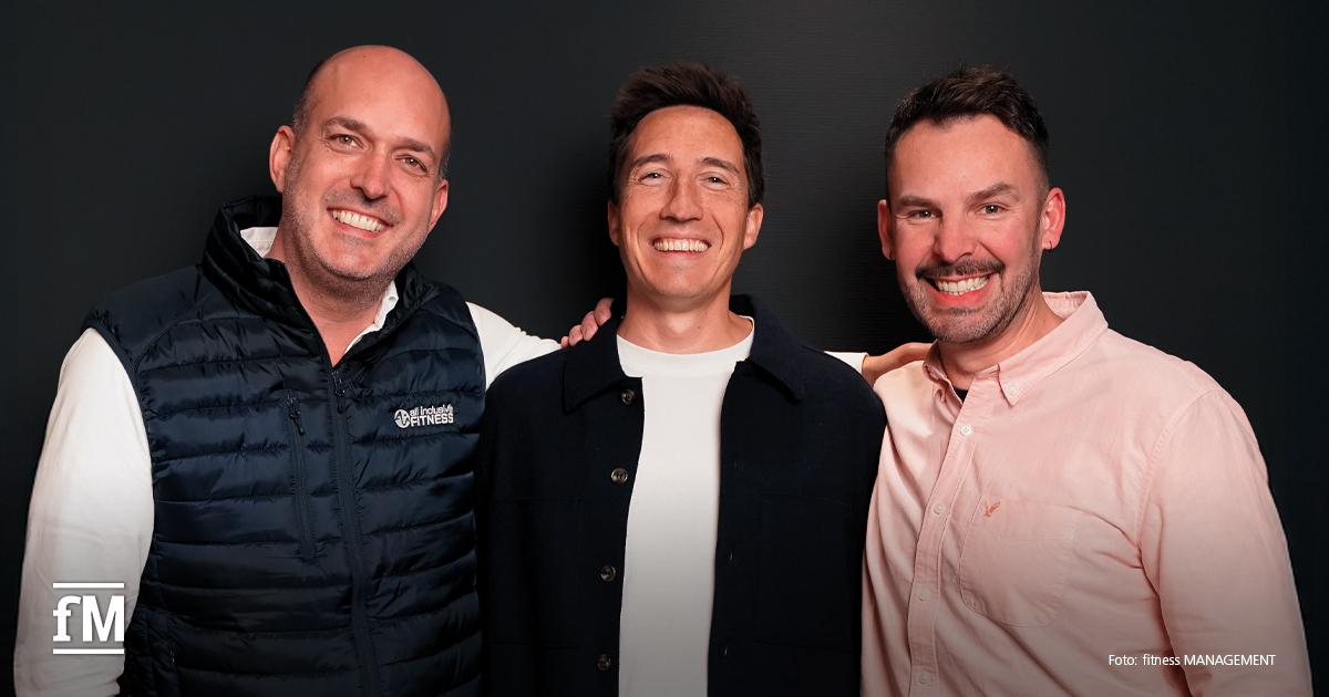 Road to 250 Doppelinterview Drei Männer (Janosch Marx (rechts), Stephan Schulan (links) und Christophe Collinet (Mitte)) stehen eng nebeneinander vor dunklem Hintergrund und lächeln in die Kamera.