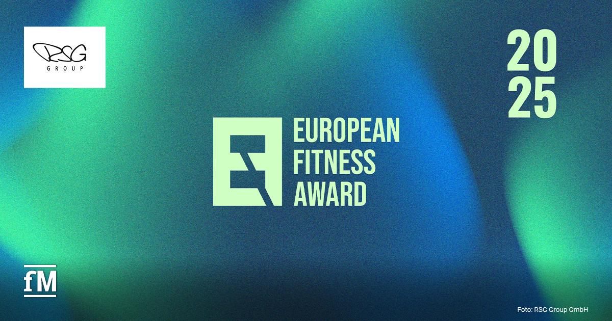 Logo des European Fitness Award 2025 vor einem blau-grün schimmernden Hintergrund. Links das stilisierte 'EFA'-Zeichen, rechts daneben der Schriftzug 'European Fitness Award' und rechts oben die Jahreszahl 20 und darunter 25.