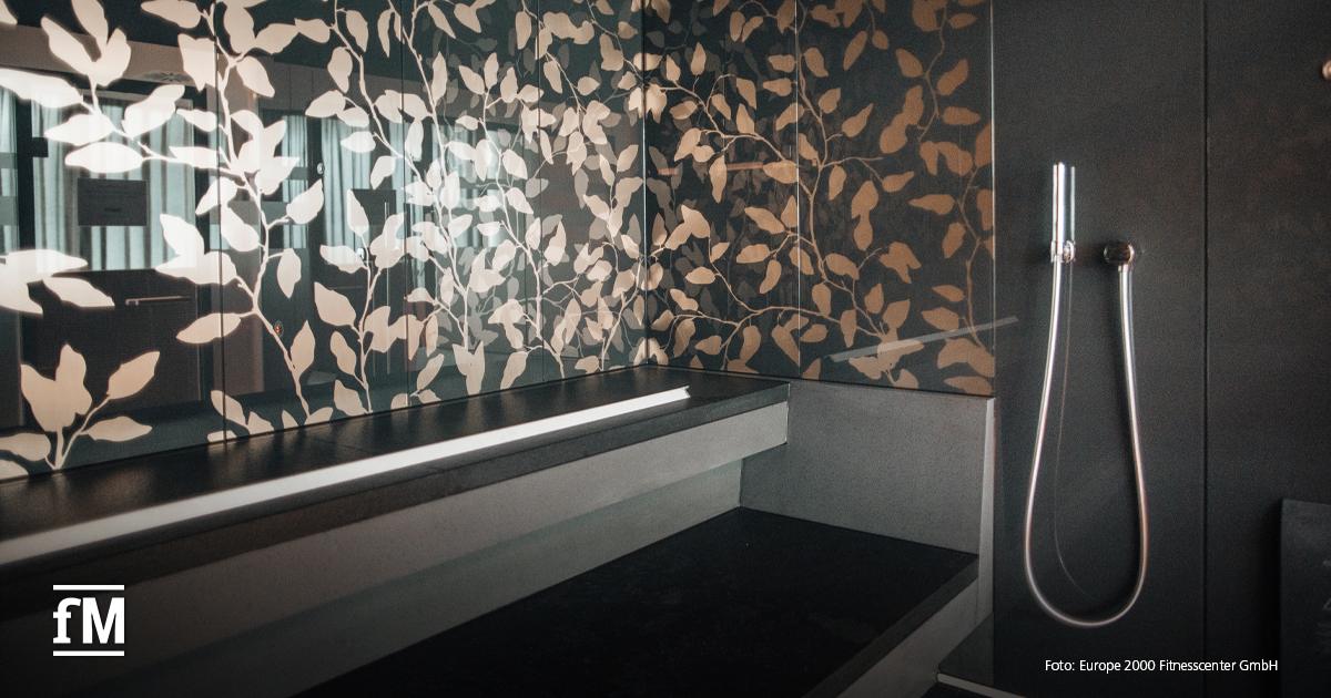 Moderner Wellnessbereich mit gefliester Sitzbank, dekorativer Pflanzeninstallation und stilvoller Beleuchtung im puls fit & wellnessclub Stuttgart-Vaihingen