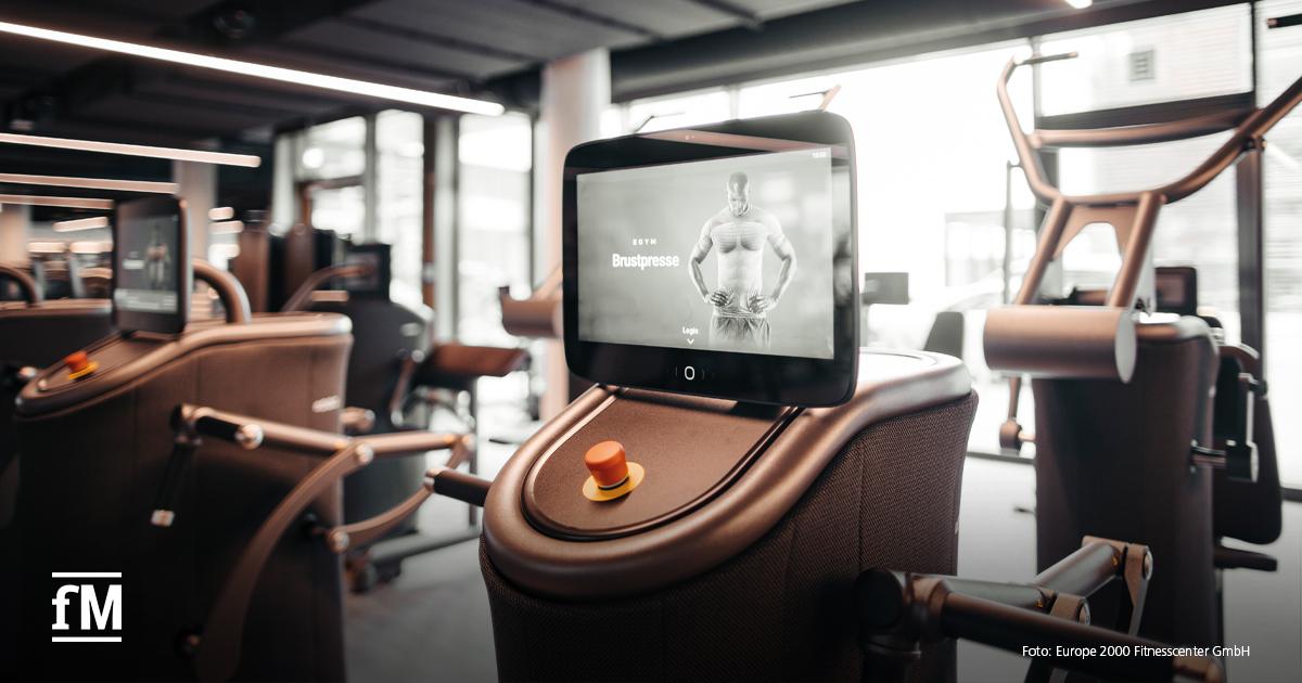 Nahaufnahme eines EGYM-Geräts mit digitalem Display für die Brustpresse.