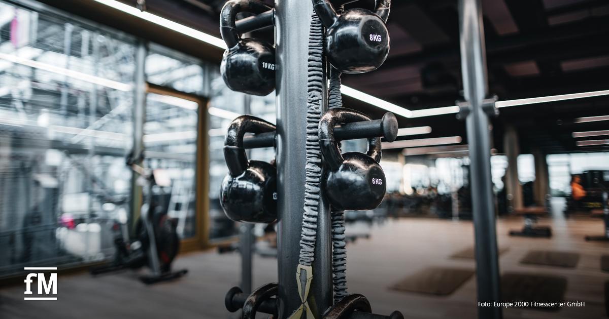 Kettlebells in verschiedenen Gewichtsstufen an einem Rack im Fitnessstudio