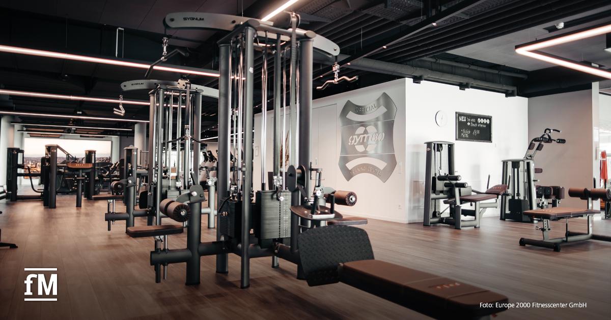 Gerätepark mit Kraft- und Seilzugmaschinen im modernen Studiodesign