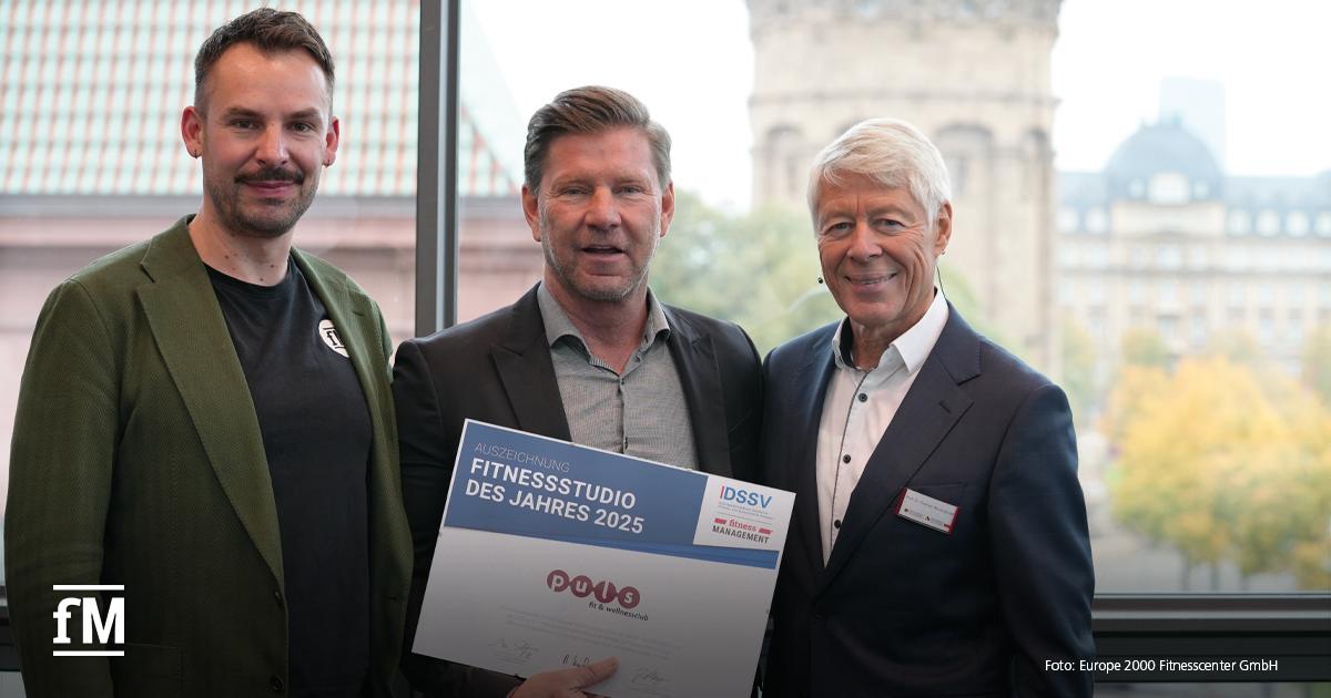 Drei Personen präsentieren die Auszeichnung „Fitnessstudio des Jahres 2025