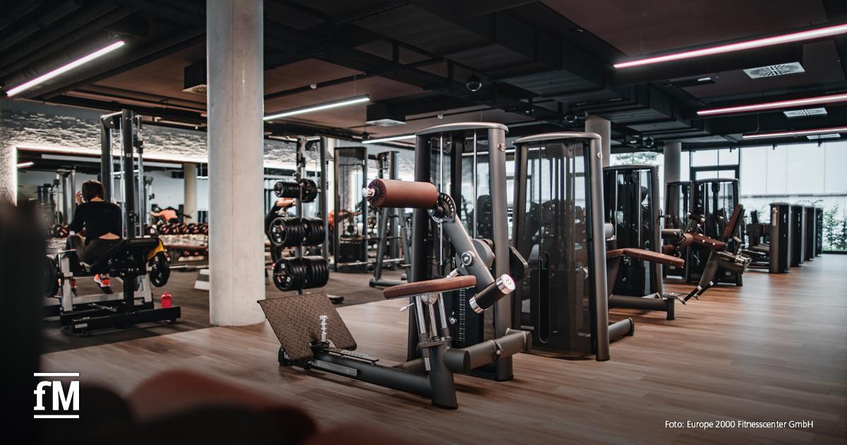 Kraftgerätebereich mit vielfältigen Trainingsstationen und Freihanteln