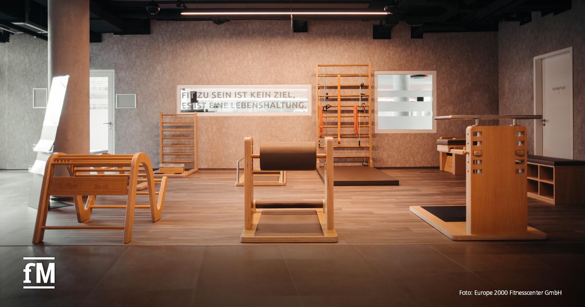 Trainingsbereich mit five-Geräten aus Holz für Beweglichkeit und Mobility