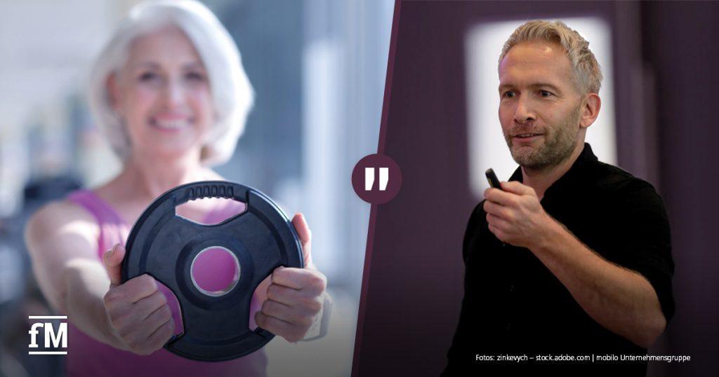 Splitscreen: links ältere Frau mit Gewichtsscheibe im Fitnessstudio, rechts Mann mit Präsentationsklicker vor unscharfem Hintergrund, Zitatzeichen in der Mitte.