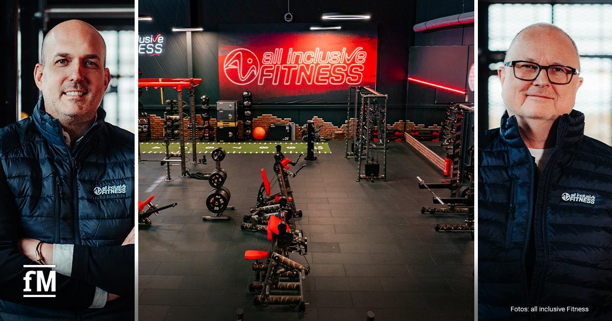 all inclusive Fitness Expansion Das dreigeteilte Bild zeigt mittig ein Fitnessstudio mit roten Akzenten, modernen Geräten und einer markanten Wandgestaltung mit Logo. Rechts ist ein Porträtfoto von Rainer Mast (CFO), links eines von Stephan Schulan (CEO).