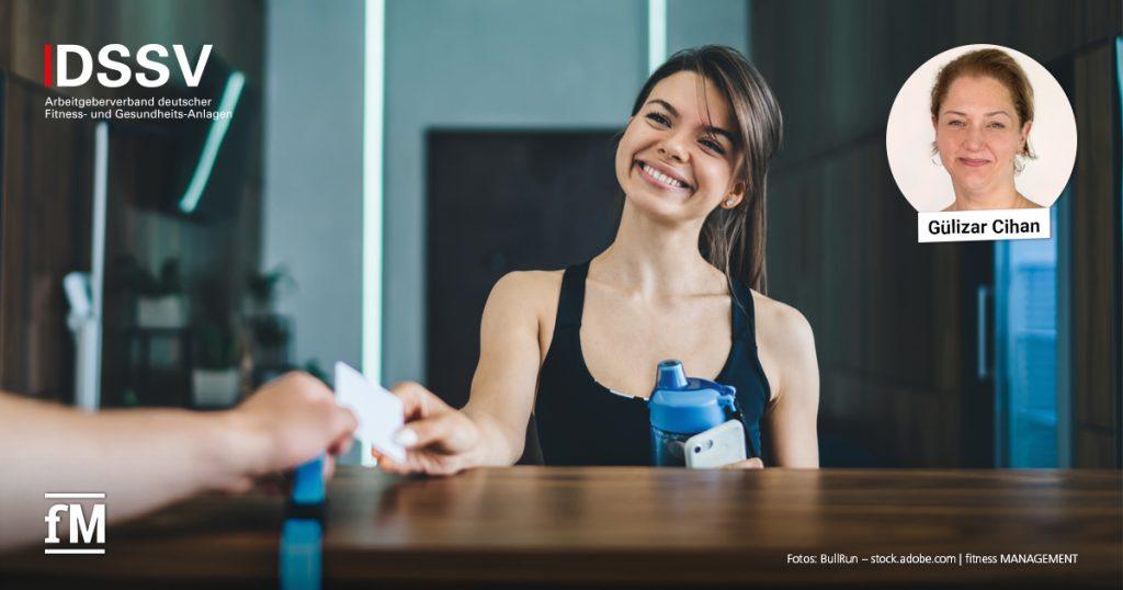 Eine junge Frau im Fitnessstudio reicht am Empfang eine Karte, daneben DSSV-Logo und rechts oben rundes Porträtfoto von Gülizar Cihan.