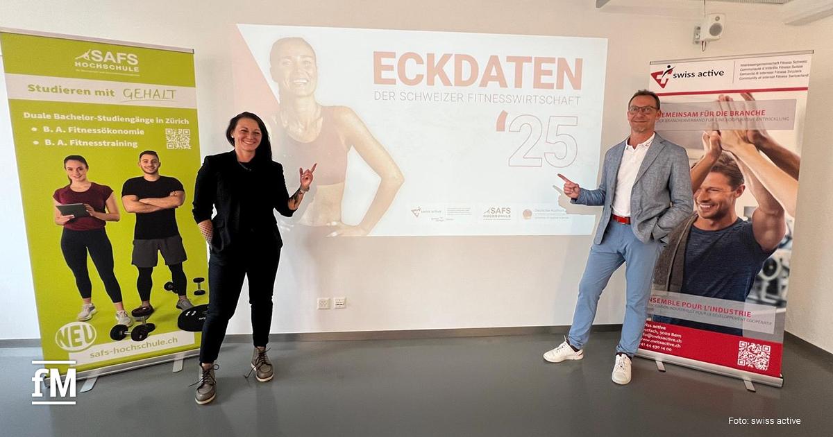 Zwei Personen stehen vor einer Leinwand mit der Aufschrift 'Eckdaten der Schweizer Fitnesswirtschaft 2025'. Links und rechts stehen Rollups der 'SAFS Hochschule' und von 'swiss active'.
