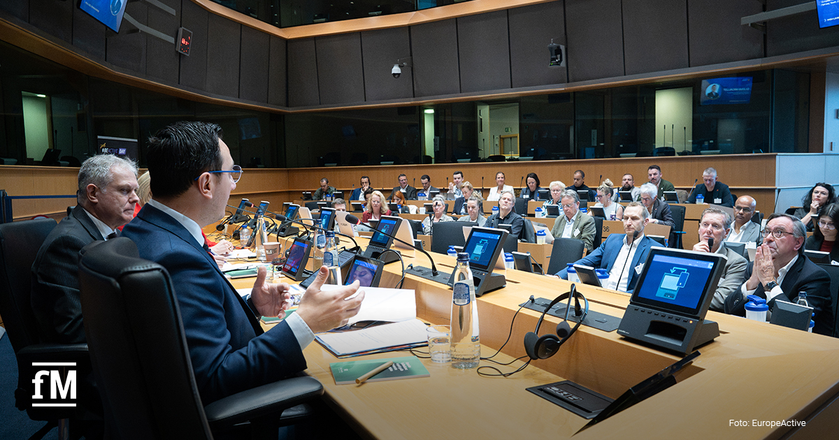 Blick in den Plenarsaal mit zahlreich sitzenden Teilnehmenden während einer Konferenzsitzung.
