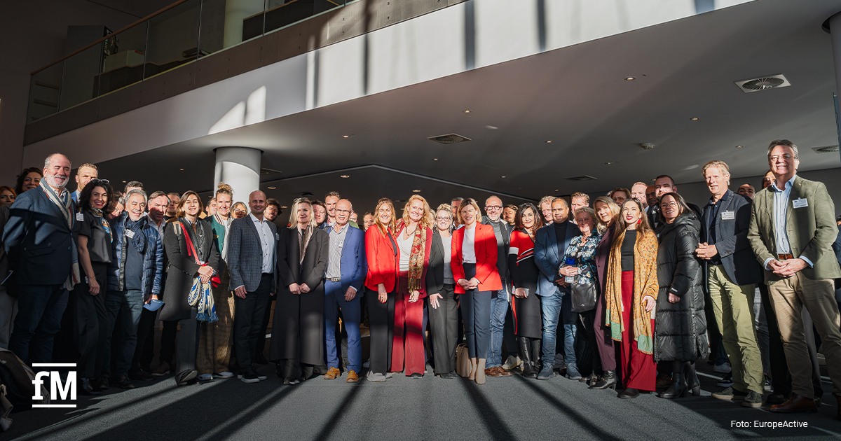 Großes Gruppenfoto der Teilnehmenden des Exercise fot Health Summits im Foyer des Veranstaltungsorts.