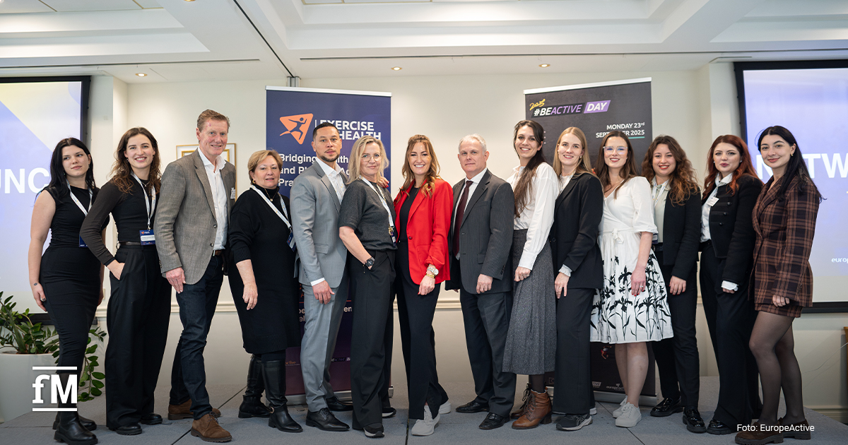 Gruppenfoto der Teilnehmenden des EuropeActive Exercise for Health Summit 2025 vor Veranstaltungsbannern.