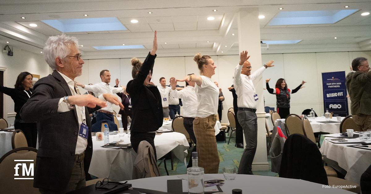 Teilnehmende führen gemeinsam Bewegungsübungen während einer Sitzung des Exercise for Health Summits durch