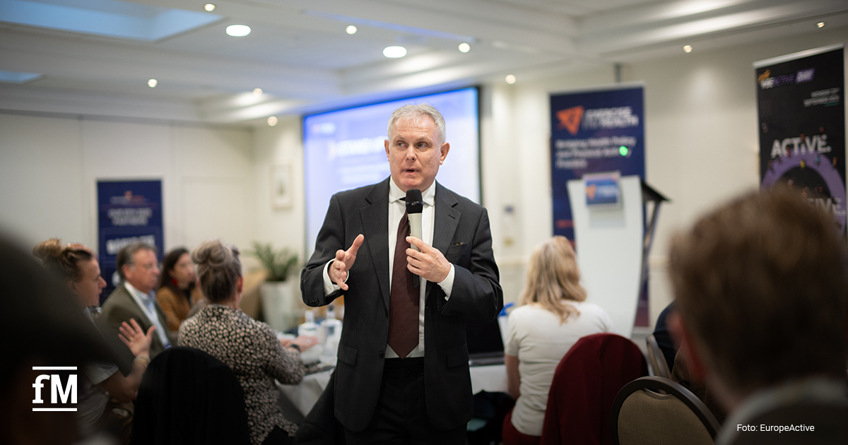Redner spricht mit Mikrofon vor sitzendem Fachpublikum beim EuropeActive Summit.