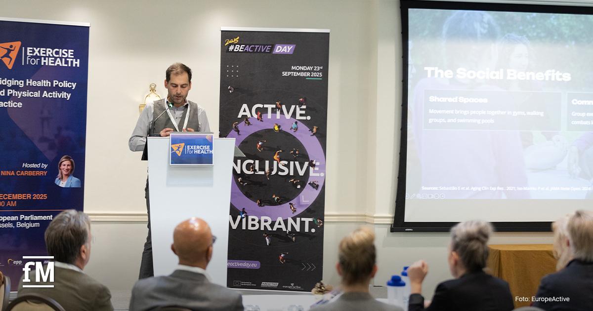 Referent spricht am Podium beim EuropeActive Exercise for Health Summit vor Fachpublikum