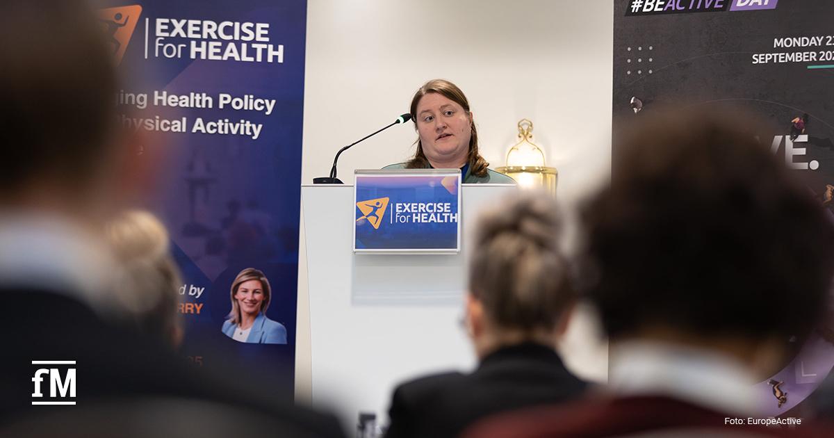 Rednerin präsentiert auf einer Fachveranstaltung von EuropeActive.