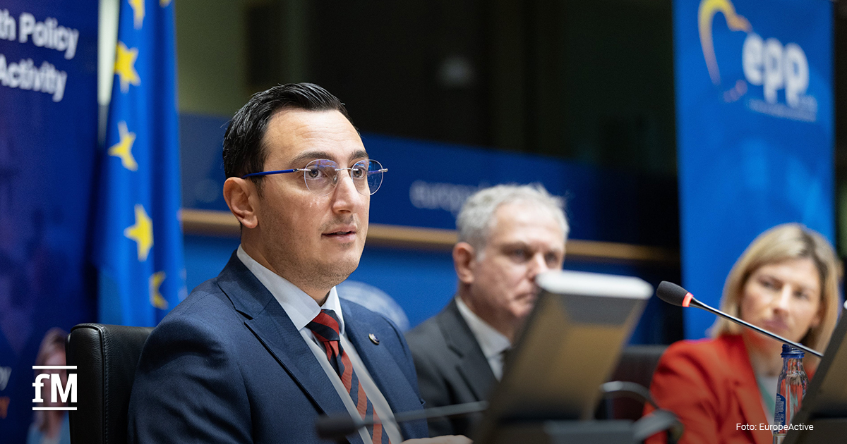 Sprecher am Rednerpult diskutiert gesundheitspolitische Aspekte körperlicher Aktivität.