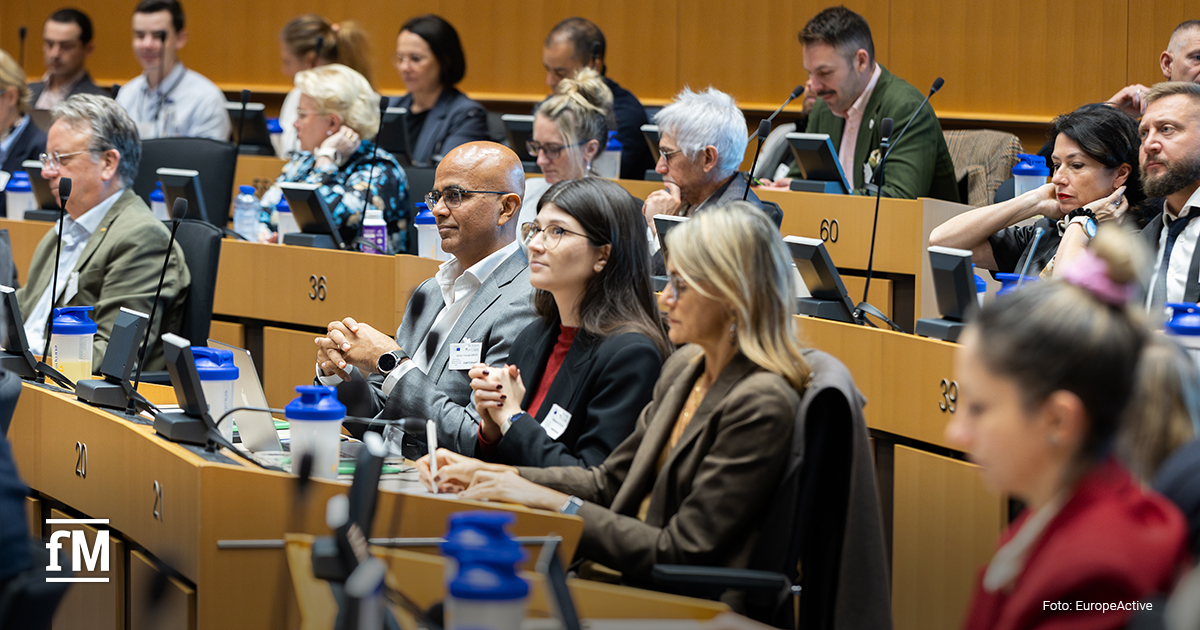Teilnehmerinnen und Teilnehmer verfolgen eine Podiumsdiskussion im Plenarsaal.