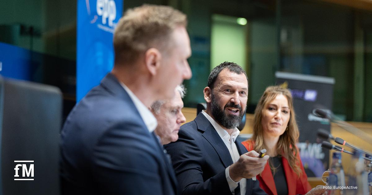Podiumsdiskussion mit internationalen Expertinnen und Experten im Konferenzsaal.