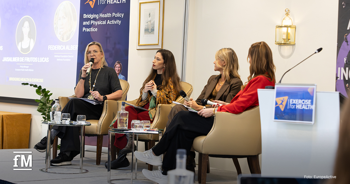Podiumsdiskussion mit mehreren Sprecherinnen zum Thema Bewegung und Gesundheitspolitik.
