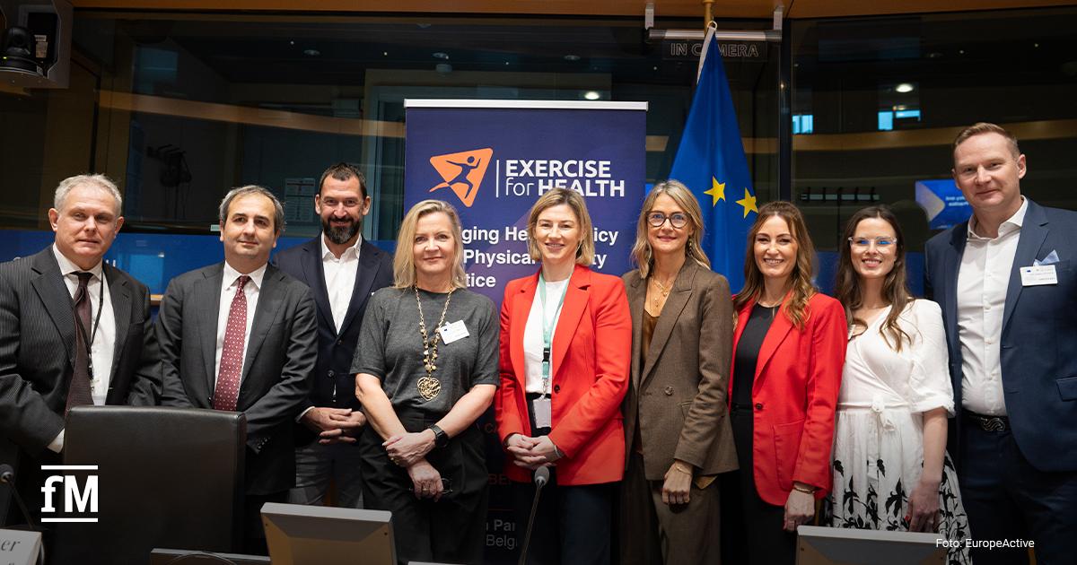 Gruppenfoto von Speakerinnen und Speakern vor EU-Flagge und Exercise-for-Health-Banner.