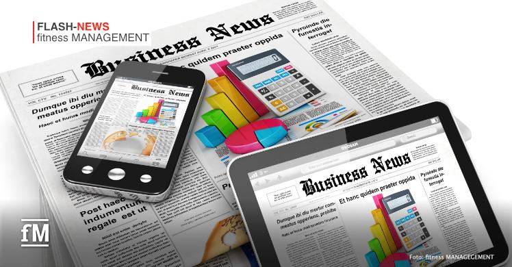 Mehrere Zeitungen mit der Überschrift 'Business News' liegen auf einem Tisch, darauf befinden sich ein Smartphone und ein Tablet, die ebenfalls digitale Versionen derselben Zeitung anzeigen. Die Inhalte zeigen farbige Diagramme, eine Taschenrechner-Grafik und Wirtschaftsartikel. Im oberen linken Bereich des Bildes steht 'FLASH-NEWS fitness MANAGEMENT' in roter und schwarzer Schrift. Unten links ist das 'fM'-Logo zu sehen. Die Bildquelle ist 'fitness MANAGEMENT'.